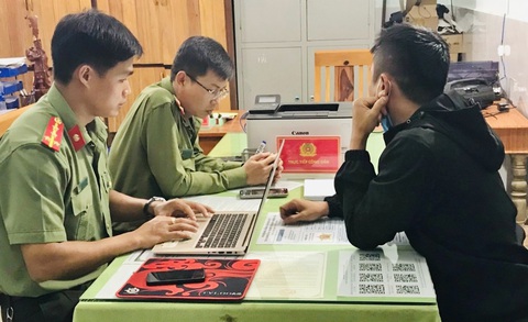 Phạt người đăng clip nóng ở Hội An, cảnh báo những người hóng xin clip- Ảnh 1. Công an Hội An làm việc với người đăng thông tin trái thuần phong mỹ tục - Ảnh: Công an Hội An
