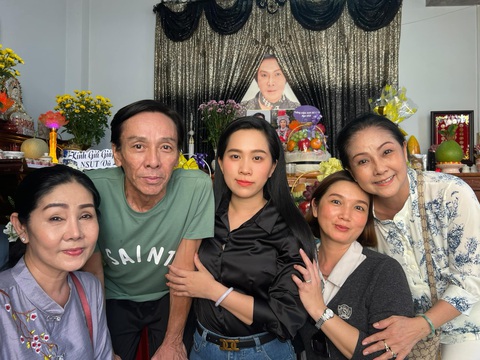 Hồng Phượng (giữa) và gia đình lập bàn thờ nghệ sĩ Vũ Linh ở nhà - Ảnh: Facebook nhân vật Hồng Phượng (giữa) và gia đình lập bàn thờ nghệ sĩ Vũ Linh ở nhà - Ảnh: Facebook nhân vật