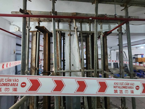 Chung cư mini ở quận Thanh Xuân nứt toác cột nhà tầng 1, cư dân phải di dời khẩn cấp- Ảnh 2. Căng dây báo