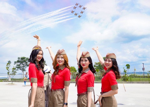 Tiếp viên hàng không Vietjet nổi bật tại Triển lãm hàng không Singapore Airshow- Ảnh 1. Các tiếp viên hàng không Vietjet tại triển lãm hàng không Châu Á