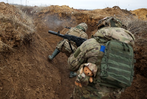 Quân nhân Ukraine trong cuộc huấn luyện gần tiền tuyến ở vùng Donetsk hôm 23-2 - Ảnh: AFP Quân nhân Ukraine trong cuộc huấn luyện gần tiền tuyến ở vùng Donetsk hôm 23-2 - Ảnh: AFP