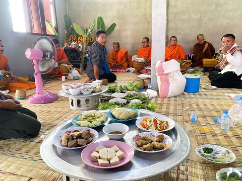 Khoảnh khắc Tết của tôi: Đem hương Tết Việt du xuân đất Lào- Ảnh 1. Mâm cỗ Tết Việt Nam tại Lào.