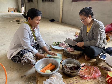 Khoảnh khắc Tết của tôi: Đem hương Tết Việt du xuân đất Lào- Ảnh 3. Người Lào học làm món ăn Việt Nam.
