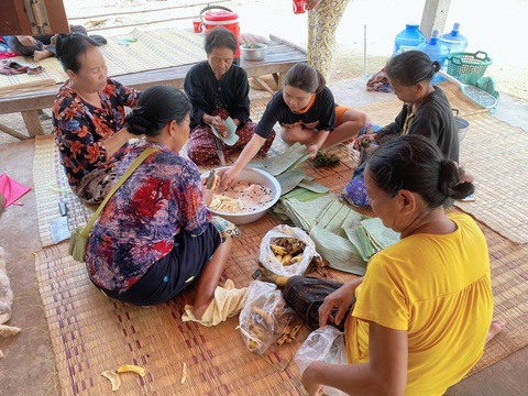 Khoảnh khắc Tết của tôi: Đem hương Tết Việt du xuân đất Lào- Ảnh 4. Học làm bánh chưng của người Lào.