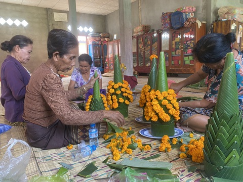 Khoảnh khắc Tết của tôi: Đem hương Tết Việt du xuân đất Lào- Ảnh 5. Và học làm tháp hoa.