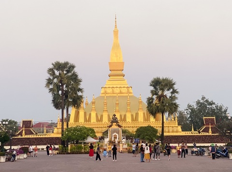 Khoảnh khắc Tết của tôi: Đem hương Tết Việt du xuân đất Lào- Ảnh 7. Chùa That Luang - ngôi chùa vàng nổi tiếng của Lào.