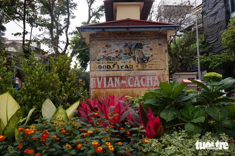Bức áp phích quảng cáo từ thời Pháp thuộc nay đã được bảo tồn trong dự án cải tạo vườn hoa Cửa Nam - Ảnh: T.ĐIỂU Bức áp phích quảng cáo từ thời Pháp thuộc nay đã được bảo tồn trong dự án cải tạo vườn hoa Cửa Nam - Ảnh: T.ĐIỂU