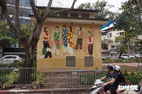 Bức tranh của họa sĩ Lương Xuân Nhị được vẽ trên bức tường -trạm biến áp mà phía đối diện bên kia đường chính là ngôi nhà của danh họa này - Ảnh: T.ĐIỂU Bức tranh của họa sĩ Lương Xuân Nhị được vẽ trên bức tường - trạm biến áp mà phía đối diện bên kia đường chính là ngôi nhà của danh họa này - Ảnh: T.ĐIỂU