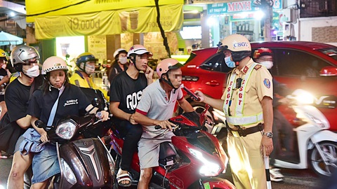 Ngưỡng nồng độ cồn gây khó nhiều phía- Ảnh 1. Lực lượng chức năng thực hiện việc đo nồng độ cồn đối với người điều khiển phương tiện giao thông tại TP.HCM - Ảnh: T.T.D.