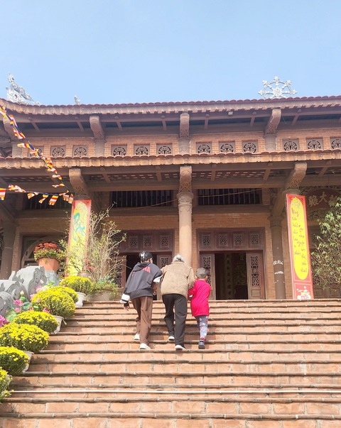 Đầu xuân nói chuyện đi chùa: Lễ vật không quan trọng vơi đầy- Ảnh 4. Cháu đỡ bà lên chùa Bầu (Phủ Lý, Hà Nam) - Ảnh: C.Khuê