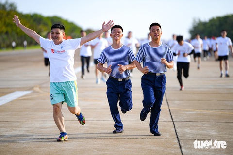 Khởi động Tháng thanh niên: Khi người trẻ sống vì cộng đồng- Ảnh 3. Hành trình Sinh viên với biển đảo Tổ quốc tại Trường Sa năm 2023 - Ảnh: NAM TRẦN
