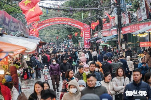 Hàng ngàn người đội mưa rét đến phủ Tây Hồ lễ rằm tháng giêng- Ảnh 1. Lối vào phủ Tây Hồ đông kín người sáng 24-2 - Ảnh: PHẠM TUẤN