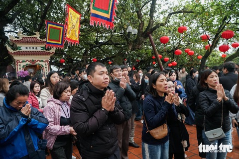 Hàng ngàn người đội mưa rét đến phủ Tây Hồ lễ rằm tháng giêng- Ảnh 3. Phủ Tây Hồ là một địa điểm tâm linh nổi tiếng được người dân thủ đô và các tỉnh lân cận thường lui tới vào những ngày rằm, lễ Tết - Ảnh: PHẠM TUẤN