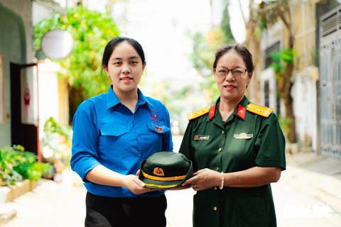 Tiếp nối truyền thống gia đình, Chị Ngọc (Áo Đoàn Thanh niên, bên trái) được sự ủng hộ, động viên tuyệt đối từ gia đình - Ảnh: THANH HIỆP Bảo Ngọc tiếp nối truyền thống gia đình và mẹ Đào Thị Hường - Ảnh: THANH HIỆP
