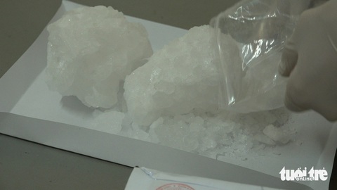Giả du khách đi Đà Lạt để giao 1kg ma túy đá- Ảnh 2. Tang vật ma túy đá - Ảnh: PHẠM NGÂN