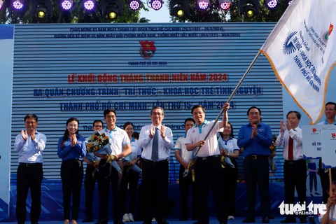 TP.HCM khởi động Tháng thanh niên 2024 tình nguyện vì cộng đồng- Ảnh 3. Trao cờ xuất quân cho chương trình "Trí thức khoa học trẻ tình nguyện TP.HCM" năm 2024