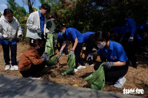 TP.HCM khởi động Tháng thanh niên 2024 tình nguyện vì cộng đồng- Ảnh 4. Các bạn trẻ TP.HCM dọn vệ sinh môi trường tại chân cầu Rạch Cây (quận 6)