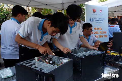 TP.HCM khởi động Tháng thanh niên 2024 tình nguyện vì cộng đồng- Ảnh 5. Đội hình vệ sinh, sửa chữa máy vi tính cho người dân