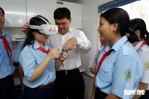 TP.HCM khởi động Tháng thanh niên 2024 tình nguyện vì cộng đồng- Ảnh 6. Các bạn nhỏ thích thú khi trải nghiệm thực tế ảo trên chuyến xe công nghệ tại chương trình