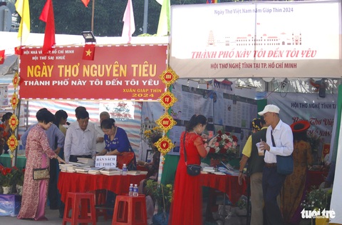 Ngày thơ ở TP.HCM là thành phố này tôi đến tôi yêu- Ảnh 1. Những gian hàng của các câu lạc bộ thơ thu hút sự chú ý của nhiều người - Ảnh: HỒ LAM