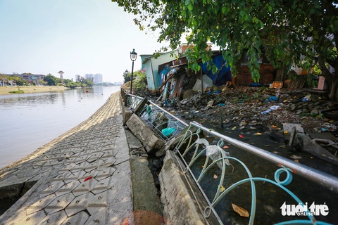 Sạt lở lâu không được sửa, trụ rào kè Thanh Đa bị nước xé toạc- Ảnh 1. Đoạn kè Thanh Đa (phường 25, quận Bình Thạnh) đã bị sóng nước xé toạc - Ảnh: CHÂU TUẤN