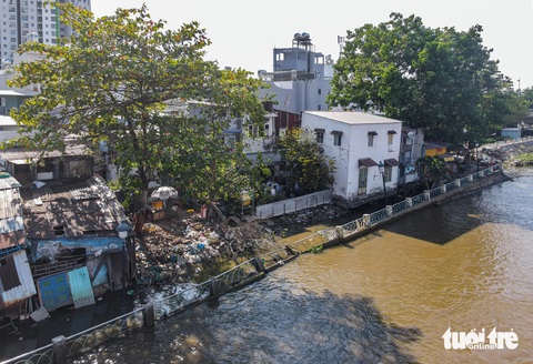 Sạt lở lâu không được sửa, trụ rào kè Thanh Đa bị nước xé toạc- Ảnh 6. Đoạn sạt lở này nằm cách hạ lưu cầu Kinh khoảng 50m, dài khoảng hơn 200m dọc kênh, chiều rộng từ các đỉnh kè vào trong bờ khoảng 10m - Ảnh: LÊ PHAN