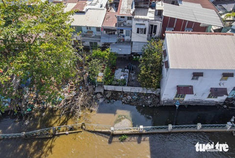 Sạt lở lâu không được sửa, trụ rào kè Thanh Đa bị nước xé toạc- Ảnh 10. Tình trạng này diễn ra từ tháng 6-2023 và ngày càng nặng hơn. Người dân mong chính quyền nhanh chóng sửa chữa và làm bờ kè chắc chắn để cuộc sống bà con tại đây sớm ổn định trở lại - Ảnh: LÊ PHAN
