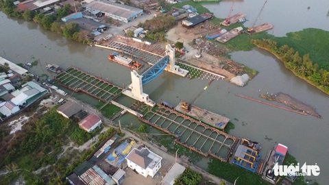 Cống ngăn mặn Nguyễn Tấn Thành đóng vào tháng 3 đến tháng 4-2024- Ảnh 1. Đơn vị thi công đang đẩy nhanh tiến độ thi công cống ngăn mặn trên kênh Nguyễn Tấn Thành - Ảnh: HOÀI THƯƠNG