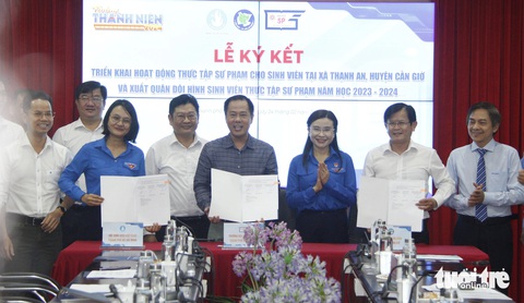 Lần đầu xã đảo Thạnh An đón sinh viên sư phạm thực tập- Ảnh 1. Hội Sinh viên Việt Nam TP.HCM, UBND huyện Cần Giờ và Trường đại học Sư phạm TP.HCM ký kết việc thực tập sư phạm cho sinh viên tại xã đảo Thạnh An - Ảnh: CÔNG TRIỆU