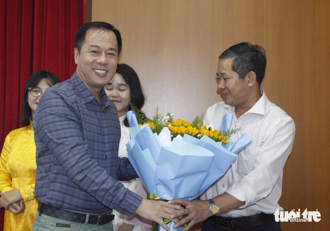 Lần đầu xã đảo Thạnh An đón sinh viên sư phạm thực tập- Ảnh 3. GS.TS Huỳnh Văn Sơn, hiệu trưởng Trường đại học Sư phạm TP.HCM (trái), tặng hoa cho trưởng đoàn, giảng viên Nguyễn Việt Khoa (khoa giáo dục tiểu học) - Ảnh: CÔNG TRIỆU