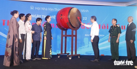Ngày thơ ở TP.HCM là thành phố này tôi đến tôi yêu- Ảnh 2. Ông Nguyễn Phước Lộc - phó bí thư thành ủy TP.HCM đánh trống khai mạc Ngày thơ Việt Nam tại TP.HCM - Ảnh: HỒ LAM