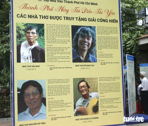 Ngày thơ ở TP.HCM là thành phố này tôi đến tôi yêu- Ảnh 3. Bảng hiệu ghi thông tin của các nhà thơ được truy tặng giải cống hiến đặt trước lối vào - Ảnh: HỒ LAM