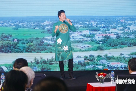 Ngày thơ ở TP.HCM là thành phố này tôi đến tôi yêu- Ảnh 5. Ca sĩ Nguyễn Phi Hùng hát Bài ca đất phương Nam do nhạc sĩ dân ca, nhà sưu tầm, nghiên cứu âm nhạc dân gian Nam Bộ Lư Nhất Vũ viết nhạc và vợ là nhà thơ Lê Giang phổ lời - Ảnh: HỒ LAM