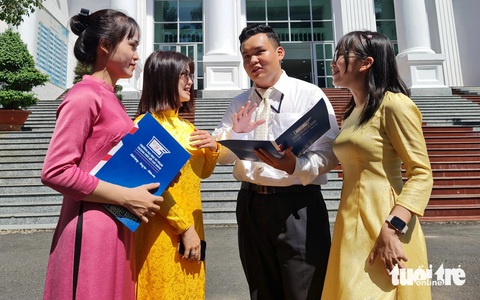 Lần đầu xã đảo Thạnh An đón sinh viên sư phạm thực tập- Ảnh 2. Diễm Tuyền, Thiên Bảo (từ phải sang) và các bạn trong đội hình thực tập sư phạm lần này - Ảnh: CÔNG TRIỆU