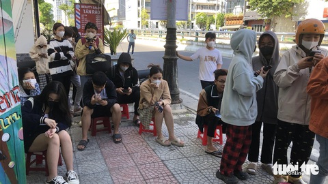 Người Đà Nẵng bất ngờ với cảnh rồng rắn dưới nắng mua vé phim Đào, phở và piano- Ảnh 2. Nhiều người bất ngờ vì ở Đà Nẵng hiếm có cảnh ngồi đợi vài tiếng đồng hồ chờ mua vé xem phim - Ảnh: MỸ DUNG