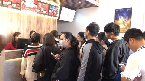 Người Đà Nẵng bất ngờ với cảnh rồng rắn dưới nắng mua vé phim Đào, phở và piano- Ảnh 3. Hầu hết là khán giả trẻ đến xem phim - Ảnh: MỸ DUNG