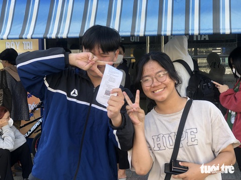 Người Đà Nẵng bất ngờ với cảnh rồng rắn dưới nắng mua vé phim Đào, phở và piano- Ảnh 5. Nhiều bạn trẻ xếp hàng từ trưa tới chiều để sở hữu vé suất chiếu sớm nhất - Ảnh: MỸ DUNG