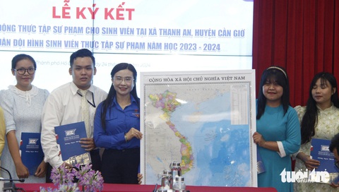 Lần đầu xã đảo Thạnh An đón sinh viên sư phạm thực tập- Ảnh 4. Bí thư Trung ương Đoàn Nguyễn Phạm Duy Trang tặng quà cho nhóm sinh viên thực tập, hưởng ứng cuộc vận động
