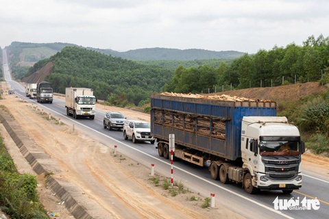 Xe container 'bò' trên cao tốc Cam Lộ - La Sơn nhưng vẫn chưa thể xử phạt- Ảnh 1. Hàng dài xe nối đuôi nhau 'bò' sau lưng một chiếc xe tải nặng trên cao tốc Cam Lộ - La Sơn - Ảnh: HOÀNG TÁO