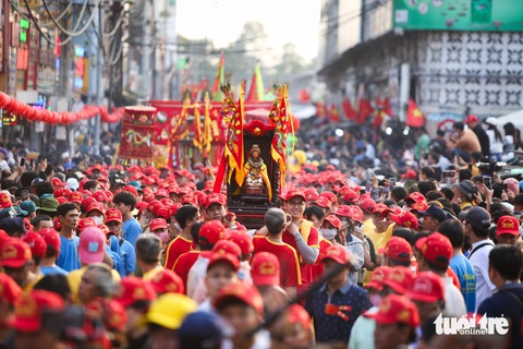 Hàng ngàn người chen nhau tham gia lễ rước kiệu chùa Bà Bình Dương- Ảnh 1. Chiều 24-2 (rằm tháng giêng), hàng ngàn người dân tham gia lễ rước kiệu chùa Bà Bình Dương. Điểm nhấn là đoàn rước tượng và kiệu Thiên Hậu Thánh Mẫu từ chùa đi vòng quanh các tuyến phố - Ảnh: PHƯƠNG QUYÊN