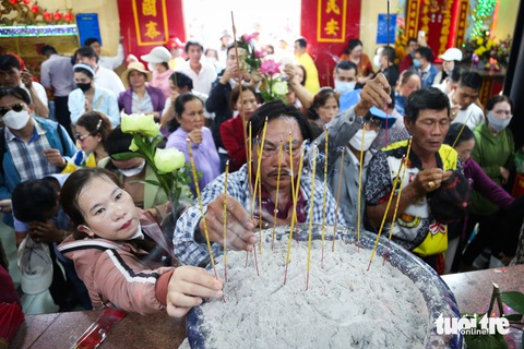 Hàng ngàn người chen nhau tham gia lễ rước kiệu chùa Bà Bình Dương- Ảnh 2. Năm nay, mỗi người dân chỉ được mang theo một cây nhang khi viếng chùa để đảm bảo an toàn, phòng cháy - Ảnh: PHƯƠNG QUYÊN