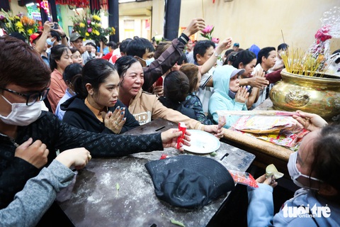 Hàng ngàn người chen nhau tham gia lễ rước kiệu chùa Bà Bình Dương- Ảnh 3. Người dân mang theo bao lộc lấy tro từ các lư hương mang về để cầu may mắn cho gia đình - Ảnh: PHƯƠNG QUYÊN