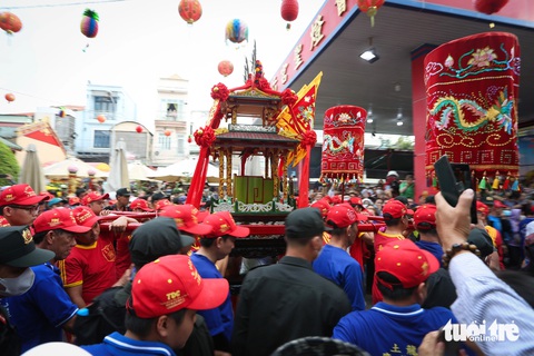 Hàng ngàn người chen nhau tham gia lễ rước kiệu chùa Bà Bình Dương- Ảnh 4. Sau khoảng một tiếng làm lễ, đúng 16h, kiệu bắt đầu xuất phát từ chùa Bà Thiên Hậu - Ảnh: PHƯƠNG QUYÊN