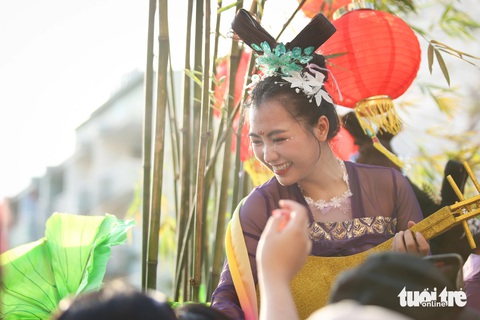 Hàng ngàn người chen nhau tham gia lễ rước kiệu chùa Bà Bình Dương- Ảnh 5. Các cô gái hóa ngọc nữ di chuyển theo đoàn - Ảnh: PHƯƠNG QUYÊN