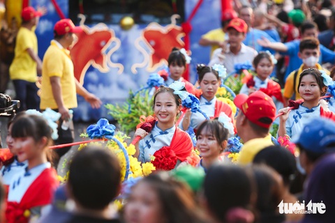 Hàng ngàn người chen nhau tham gia lễ rước kiệu chùa Bà Bình Dương- Ảnh 7. Những cô gái diện trang phục truyền thống của người Hoa hóa tiên đồng, ngọc nữ cùng nhau nhảy múa - Ảnh: PHƯƠNG QUYÊN