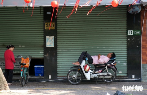 Một bác tài xe ôm truyền thống nghỉ trưa trước hiên một quàn hàng trên đường Trường Sa, quận 1 Một bác tài xe ôm nghỉ trưa trước hiên một quán hàng trên đường Trường Sa, quận 1.