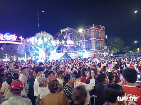 Hàng ngàn người về dự lễ kỷ niệm 288 năm Tao đàn Chiêu Anh Các- Ảnh 2. Hàng ngàn người đã đổ về công viên 9 Nàng Tiên và quảng trường Tao Đàn Chiêu Anh Các để xem lễ - Ảnh: BỬU ĐẤU