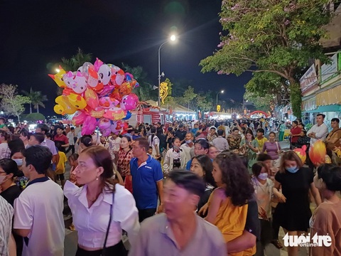 Hàng ngàn người về dự lễ kỷ niệm 288 năm Tao đàn Chiêu Anh Các- Ảnh 3. Tuyến đường Trần Hầu kẹt cứng vào lúc 20h tối 24-2 - Ảnh: BỬU ĐẤU