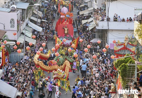 Người dân hào hứng chào đón đoàn diễu hành nghệ thuật đi qua từng con phố Người dân hào hứng chào đón đoàn diễu hành nghệ thuật đi qua từng con phố