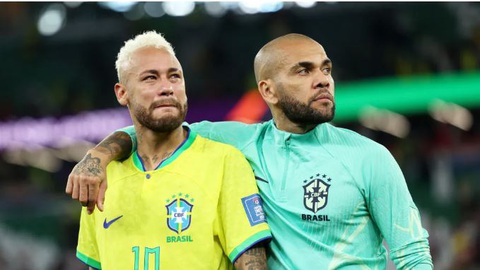Chính trị gia Brazil chỉ trích Neymar vì giúp đỡ 'tội phạm'- Ảnh 1. Neymar (trái) và Daniel Alves từng rất thân thiết trong màu áo tuyển Brazil - Ảnh: Getty